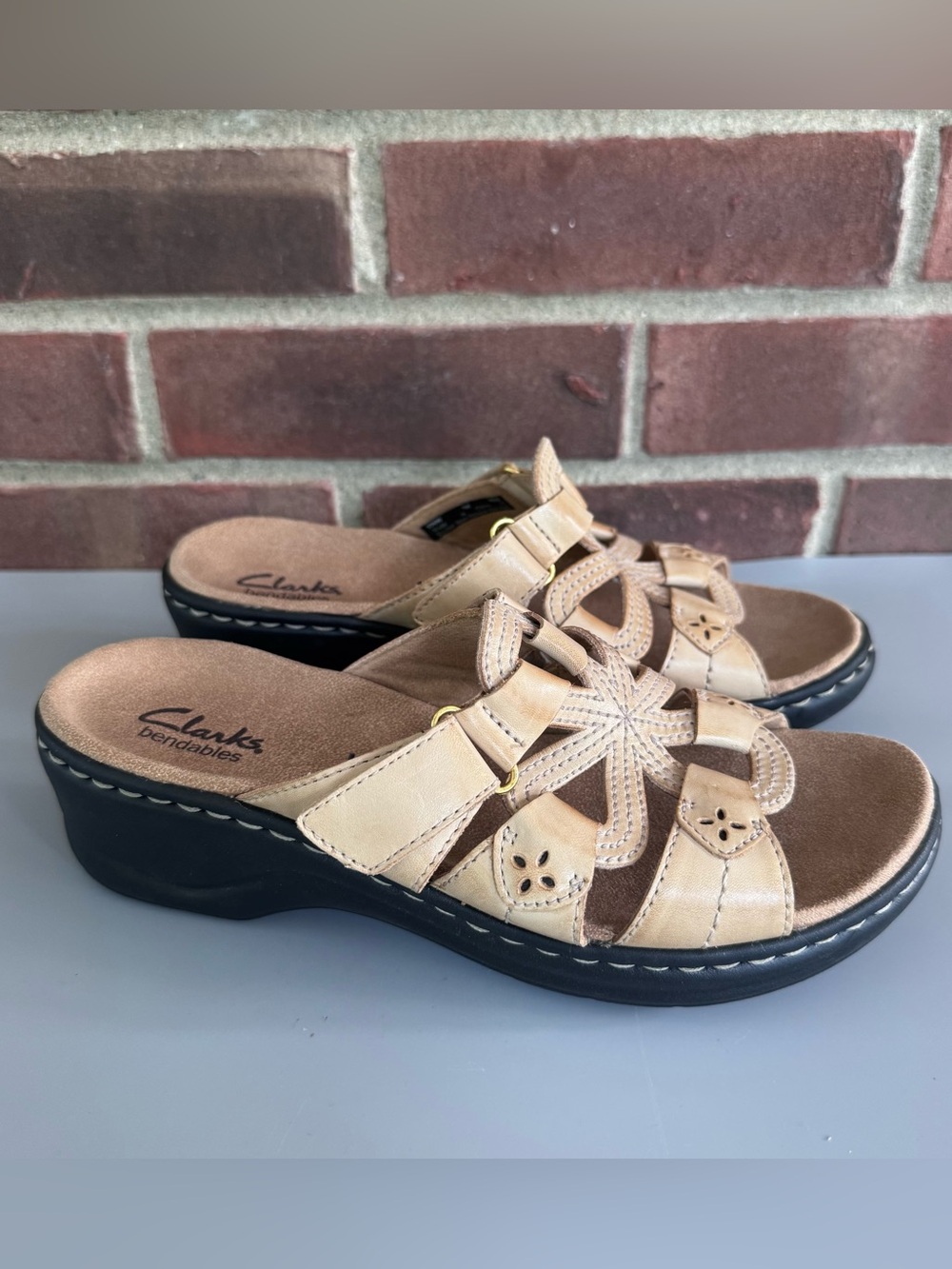 Clarks Bendables Women’s US 7 M Tan Leather Slide Sandals Comfort Wedge 37490. I